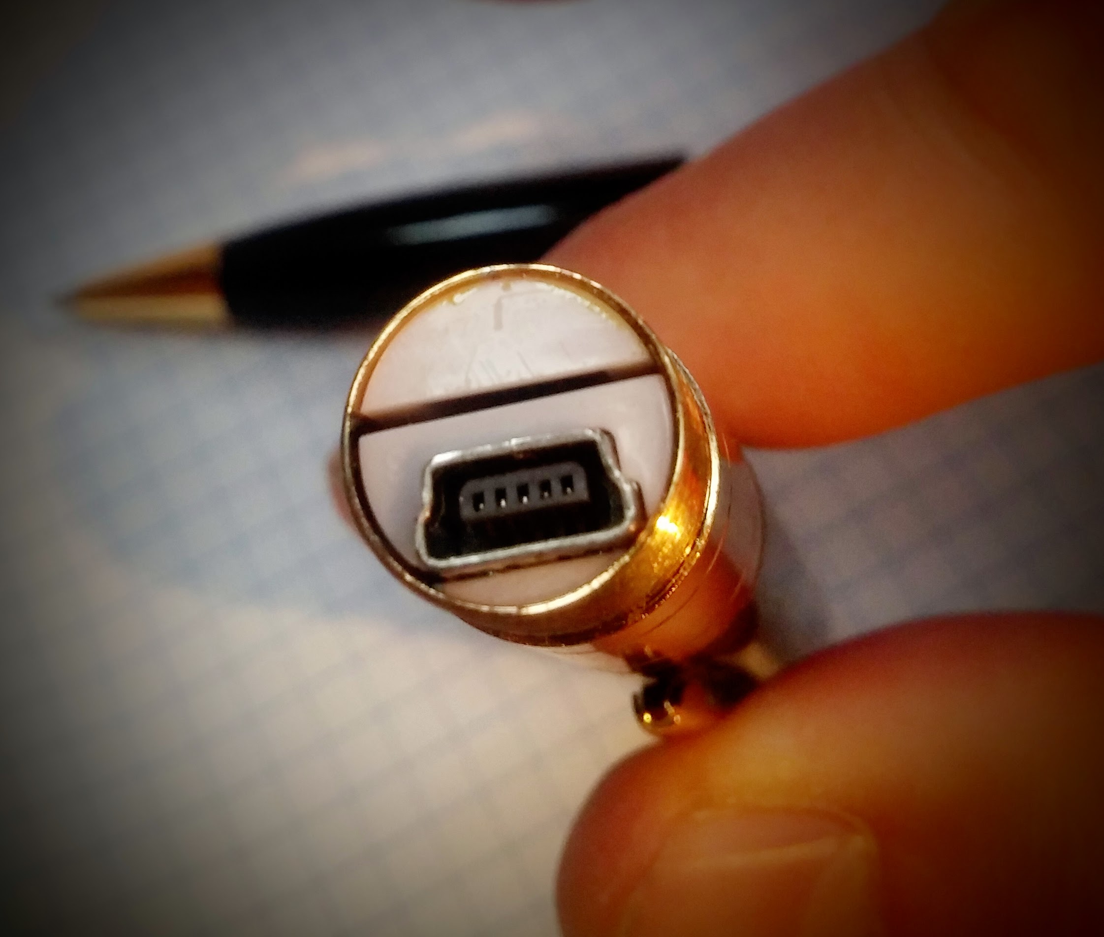 fessura per inserire micro SD in penna spia