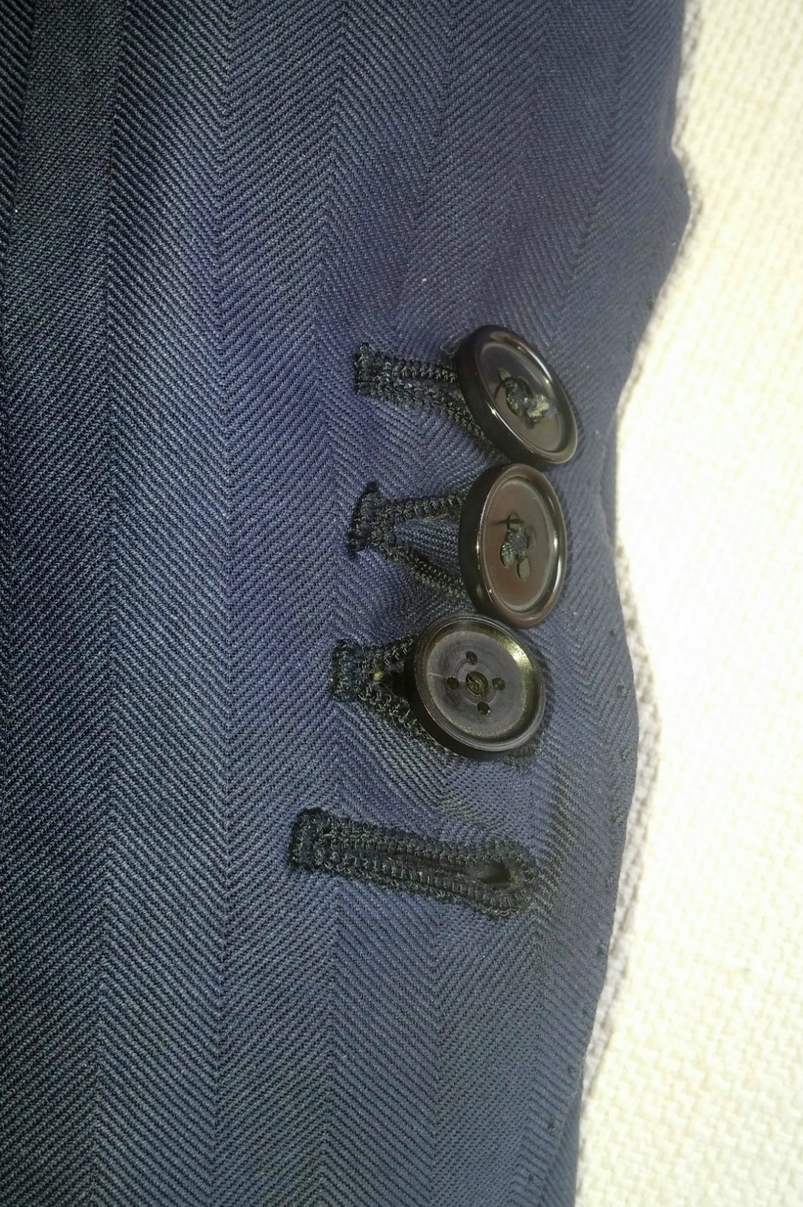 In questa immagine si vede il polsino di una giacca con tre bottoni, uno di essi e' un finto bottone dove e' nascosta una minuscola telecamera per spiare o registrare di nascosto